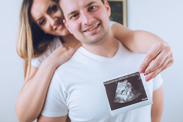 Couple holding sonogram picture